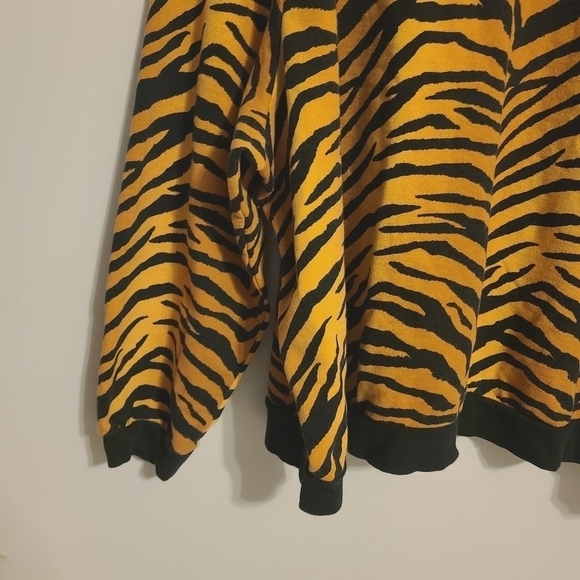 ASOS Design | Women's All Over Animal Zebra Printed Sweatshirt (US Size 24) - Picture 6 of 13